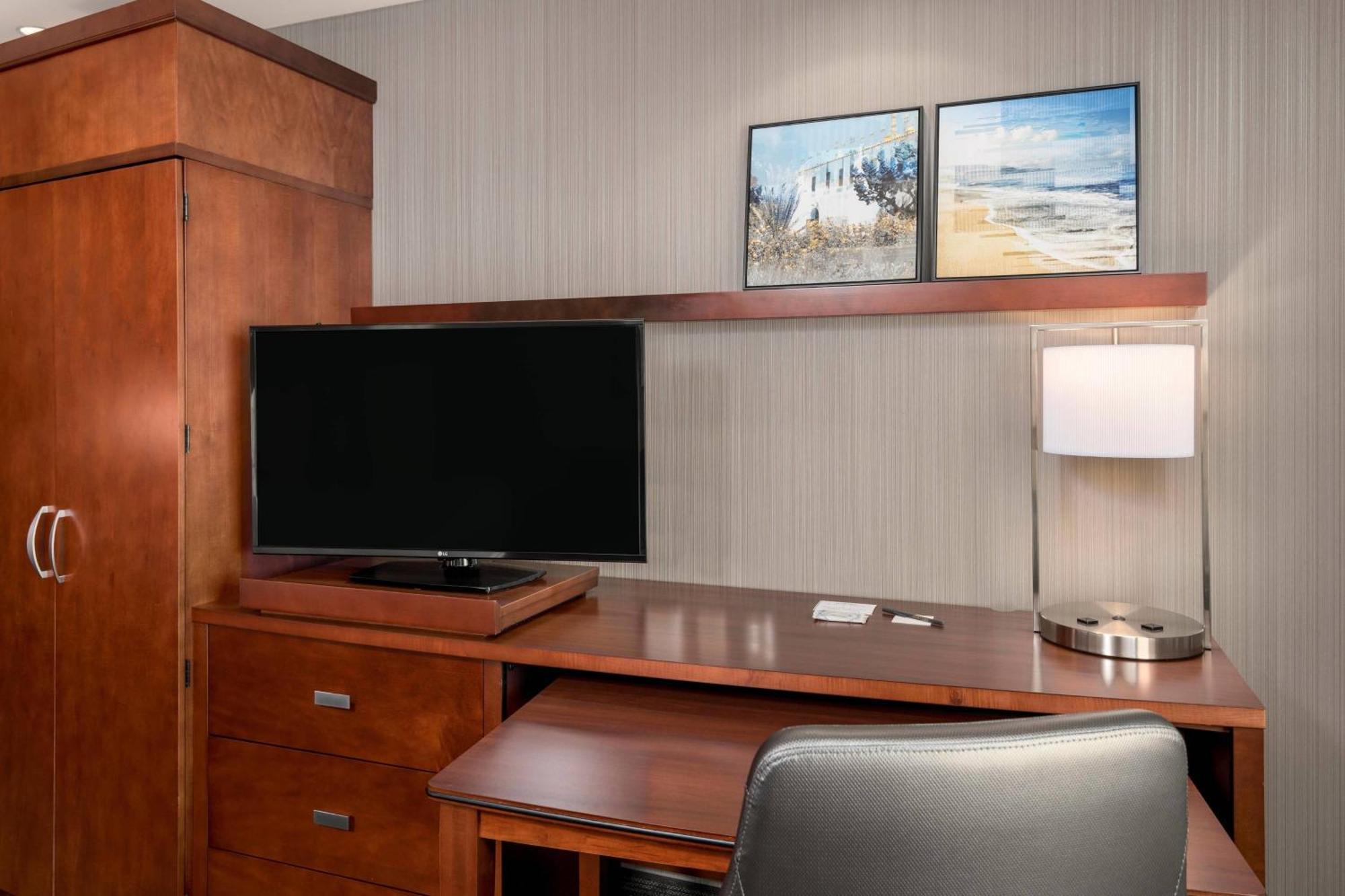 Courtyard By Marriott San Diego Oceanside Exterior photo