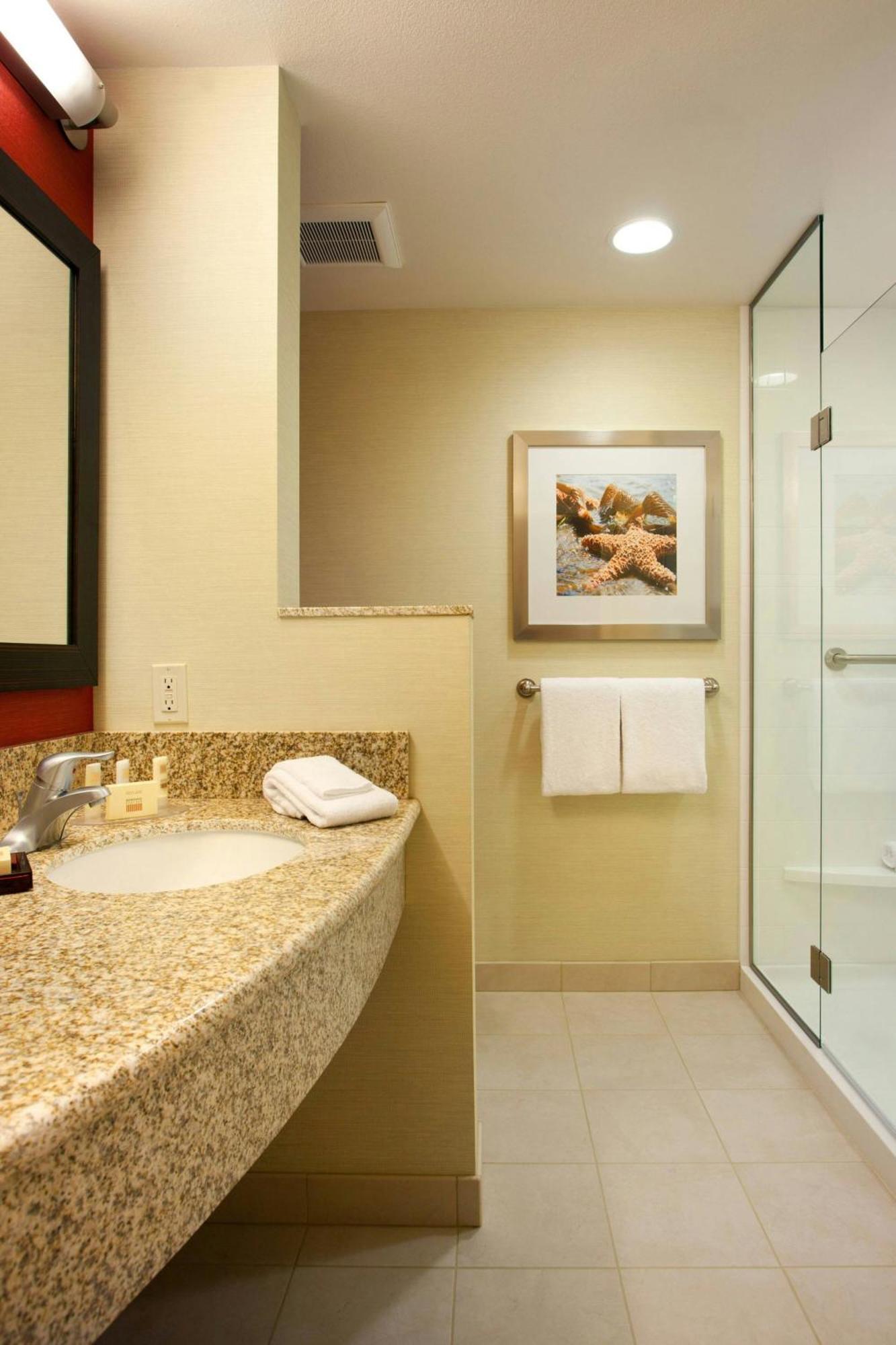 Courtyard By Marriott San Diego Oceanside Exterior photo